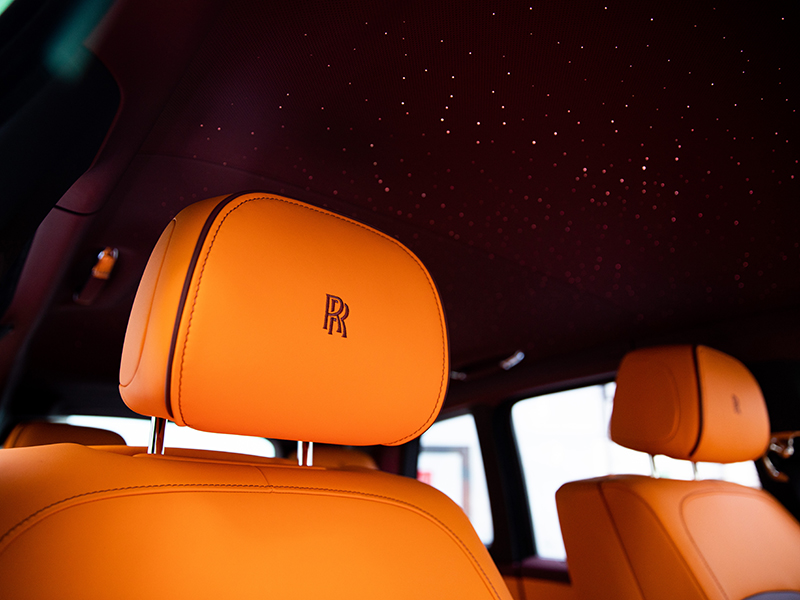 رولز-رويس كالينان تصل إلى دبي بلون أخضر فريد وجريء